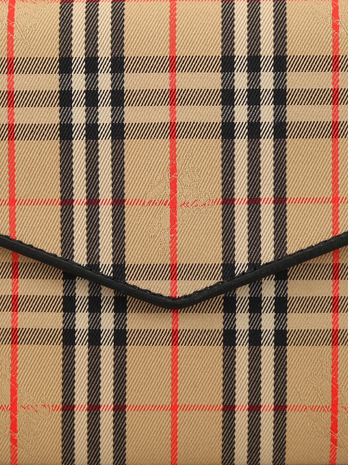 Burberry 桌布 壁紙 — 米色格紋布料的特寫，帶有醒目的黑色和紅色條紋，形成經典的格紋圖案。