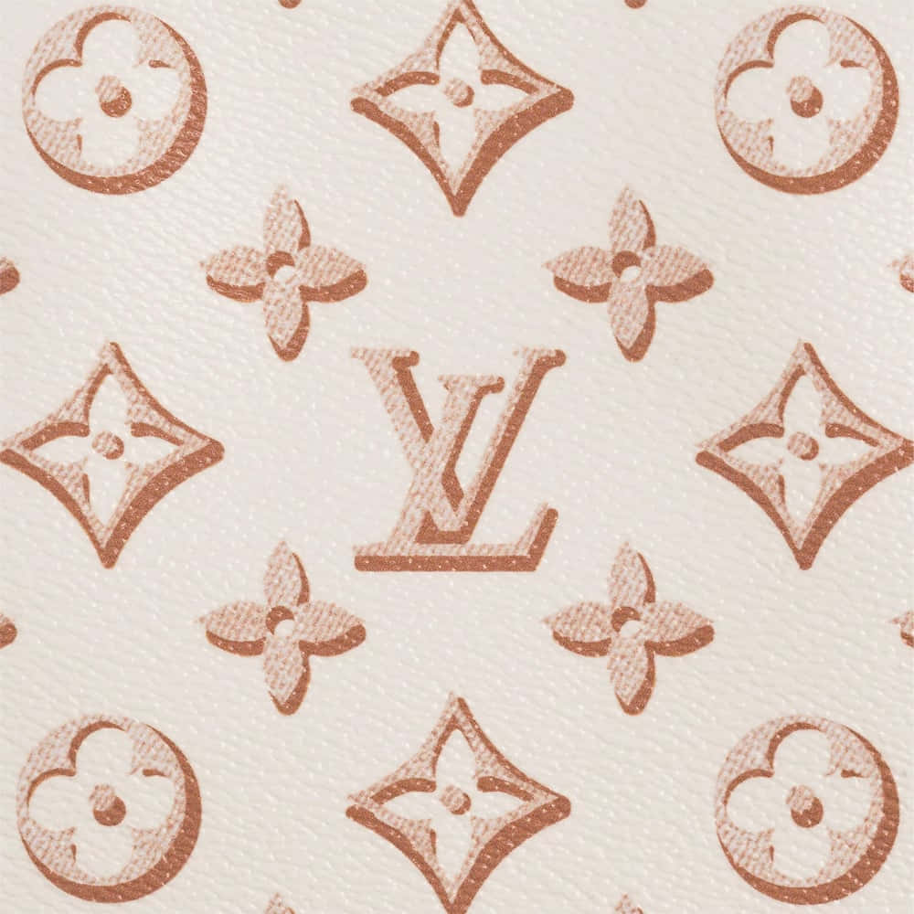 桌布 壁紙 — 米色紋理皮革特寫，帶有重複的棕色 Louis Vuitton 字母組合圖案，包括花朵和 LV 標誌。