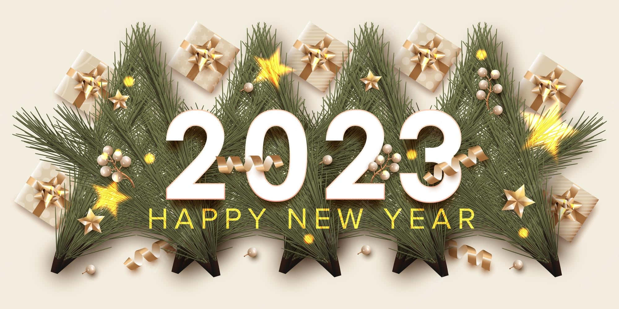 新年 桌布 壁紙 — 米色背景上，粗體白色2023文字被松樹枝、金色星星和包裝禮物環繞。