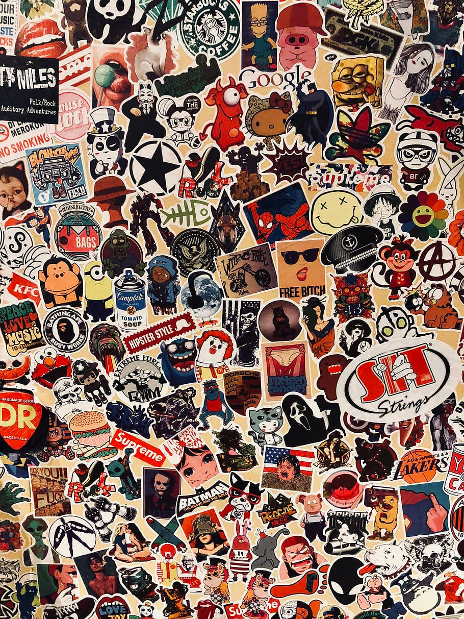 stickers 桌布 壁紙 — 米色背景上，色彩繽紛的流行文化貼紙密集拼貼，包含卡通角色、標誌和迷因。