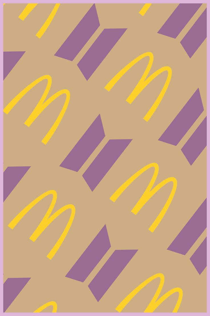 Bts Mac 桌布 壁紙 — 米色背景上重複出現的黃色麥當勞拱門和紫色幾何形狀圖案。