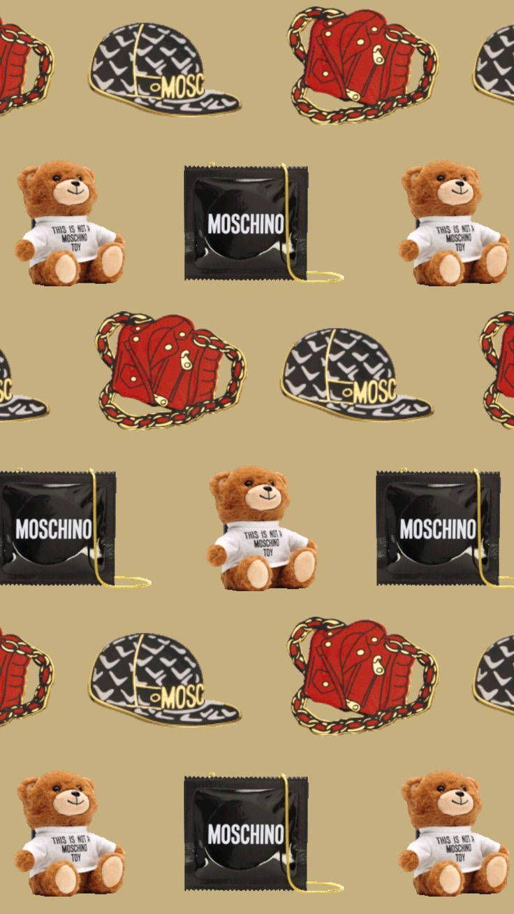 moschino 桌布 壁紙 — 米色背景上重複的 Moschino 品牌泰迪熊帽子、袋子和保險套包裝圖案。