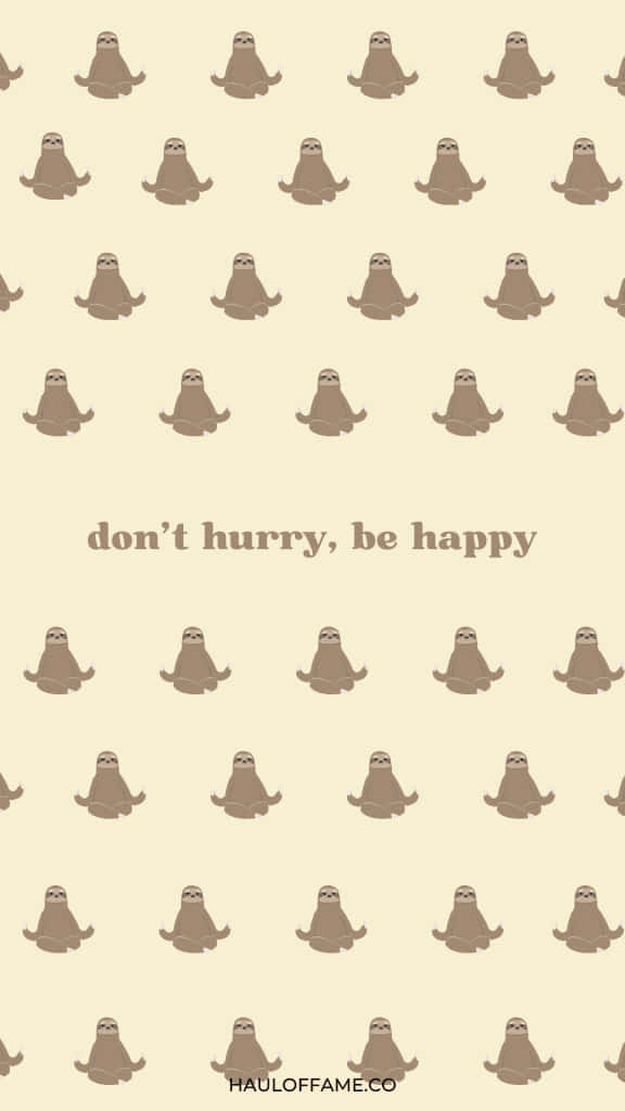 cute happy 桌布 壁紙 — 米色背景上重複的卡通樹懶，配以文字 don't hurry be happy。