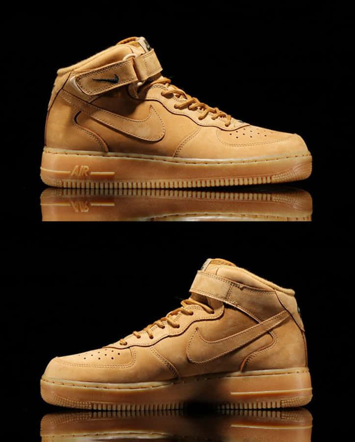 Nike Air Force 桌布 壁紙 — 米色麂皮Nike Air Force 1高筒鞋，帶反光表面，黑色背景。
