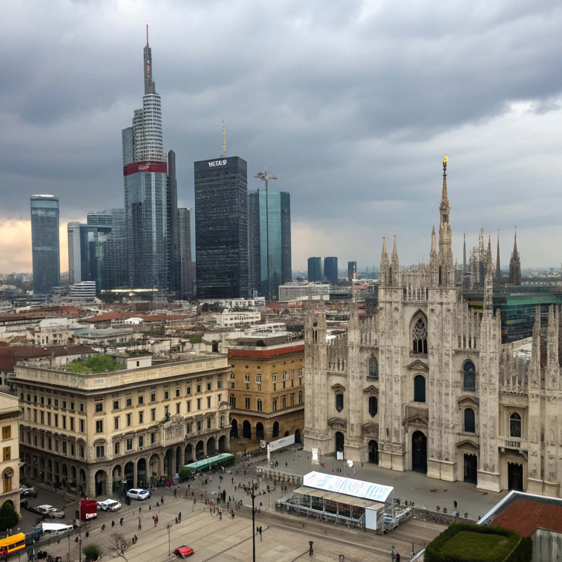 Milan Skyline 壁紙 — 米蘭的天際線在陰天之下融合了哥德式大教堂與現代摩天大樓。