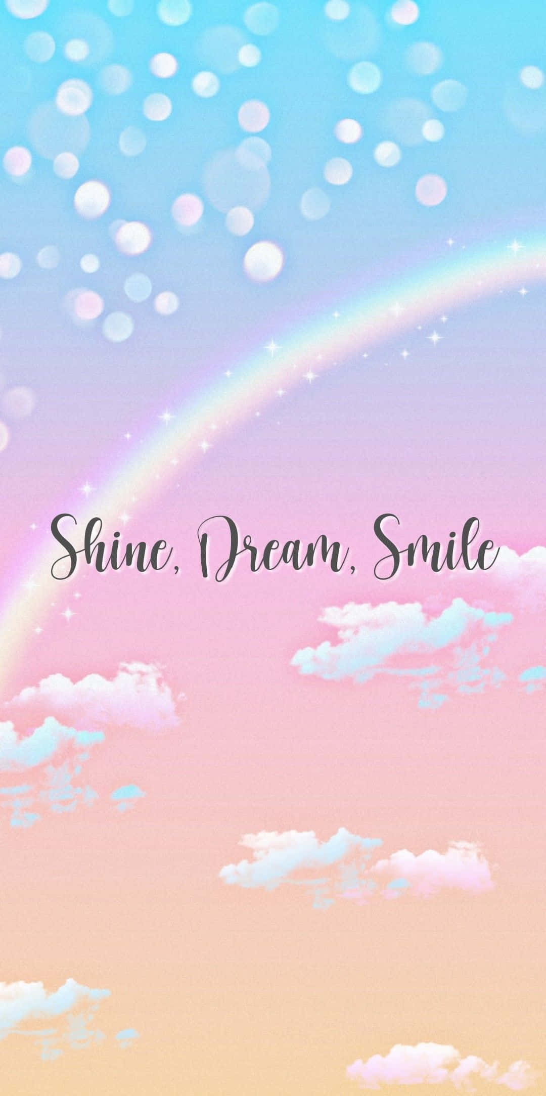 桌布 壁紙 — 粉彩天空，有彩虹和蓬鬆雲朵，展示文字 Shine Dream Smile，周圍環繞閃爍的散景燈光。