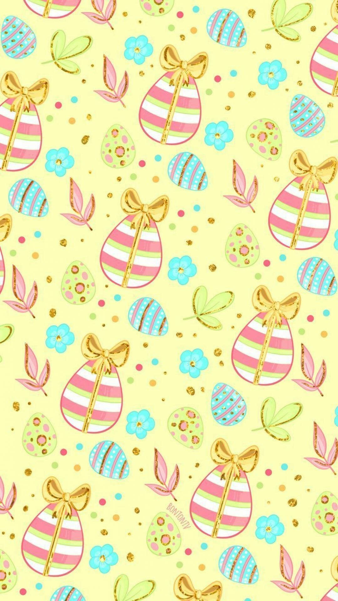 Aesthetic Easter 桌布 壁紙 — 粉彩復活節蛋配上金色蝴蝶結和花卉裝飾，散落在帶有亮粉點的黃色背景上。