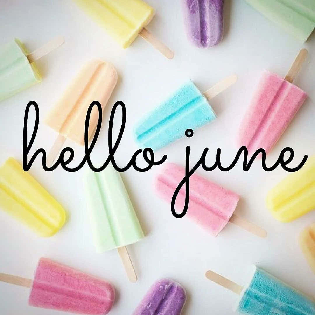 藝術 桌布 壁紙 — 粉彩色冰棒散落在白色背景上，帶有黑色草書 'hello june' 文字。