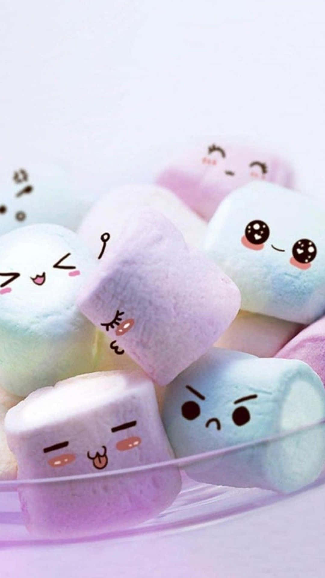 一堆帶有卡通臉孔的粉彩棉花糖放在玻璃碗中。 — Squishmallows 壁紙