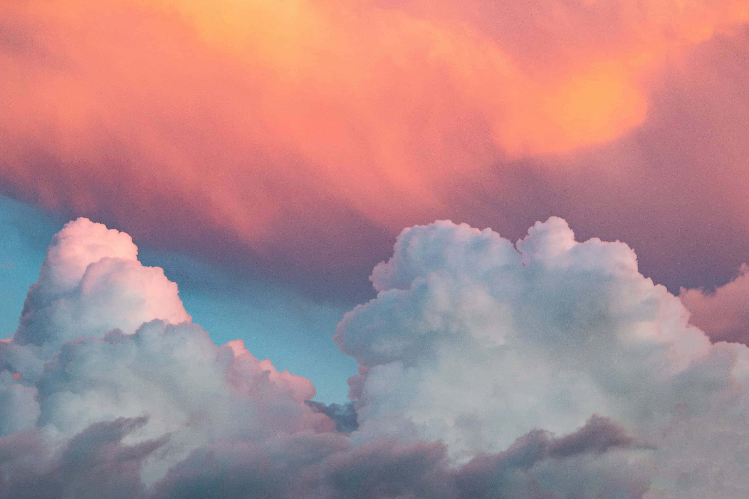 粉橘色天空與雲朵 壁紙