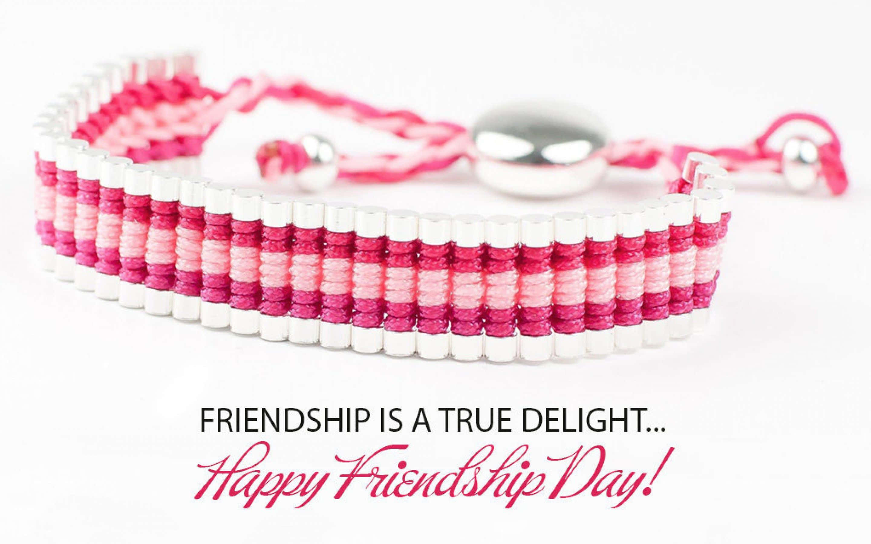 Friendship Day 桌布 壁紙 — 粉白色編織友誼手鍊，帶有銀色珠子和金屬扣環，置於潔白背景上。
