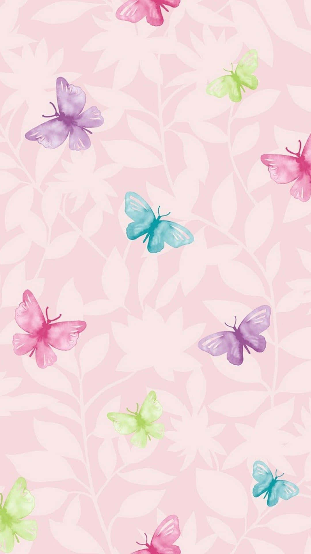 Cute Purple Butterfly 桌布 壁紙 — 粉紅、綠色和藍色的柔和色調蝴蝶在帶有白色葉子圖案的柔軟粉紅色背景上飛舞。