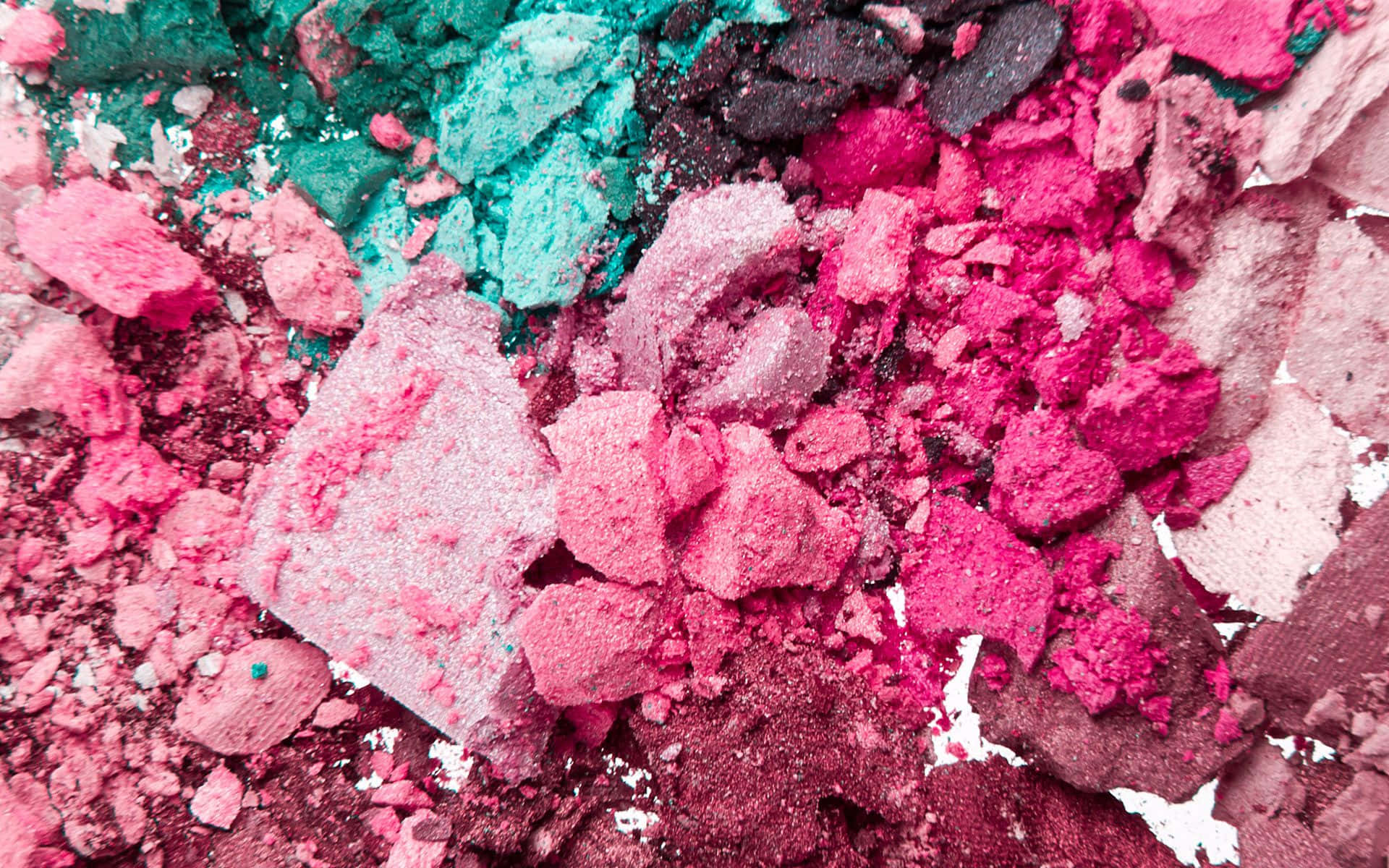 Mac Cosmetics 桌布 壁紙 — 粉紅、藍綠和黑色色調的粉碎化妝眼影碎片的鮮豔特寫。