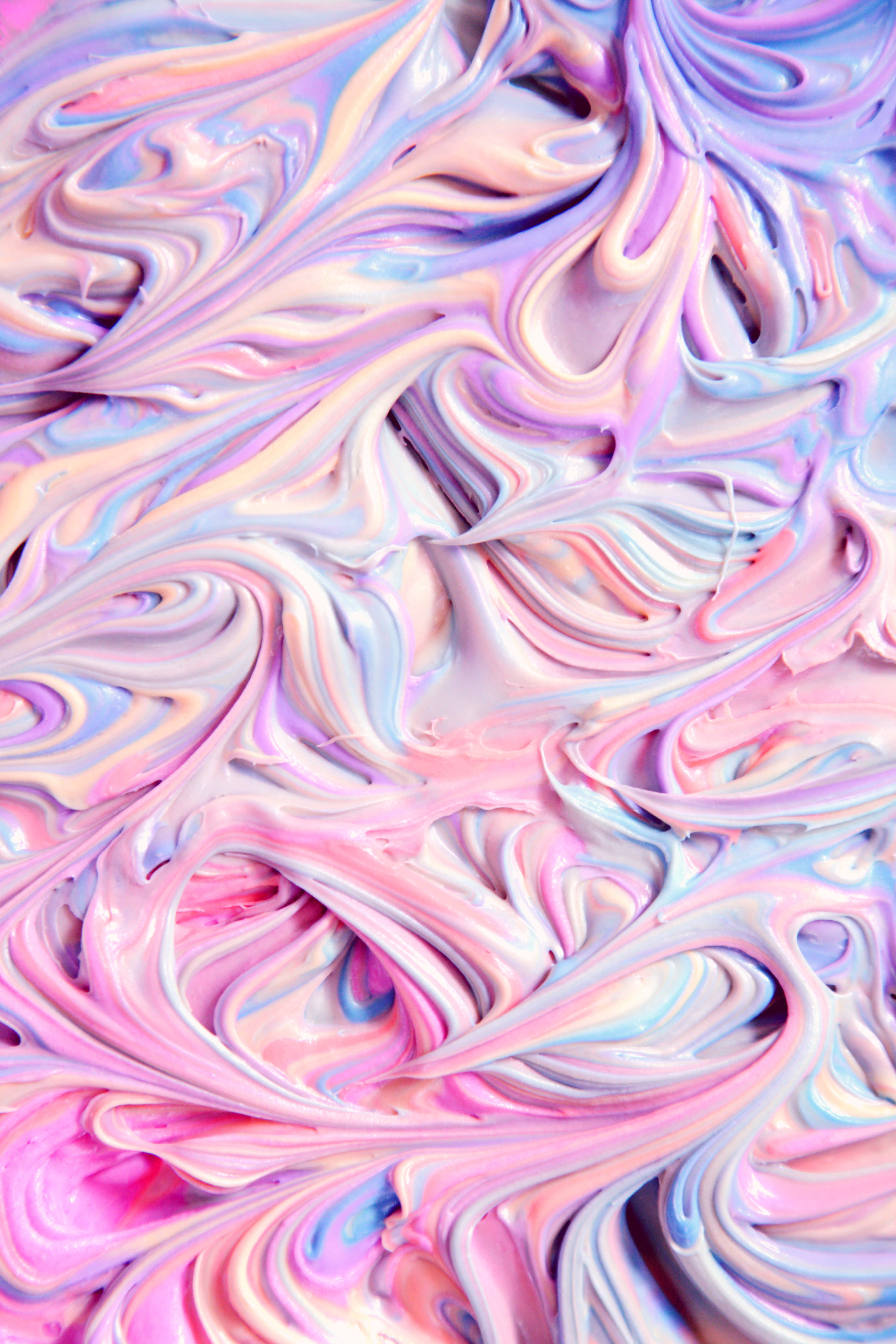 pastel 桌布 壁紙 — 粉紅、藍色和白色的柔和漩渦創造出帶有光澤高光的夢幻抽象紋理。