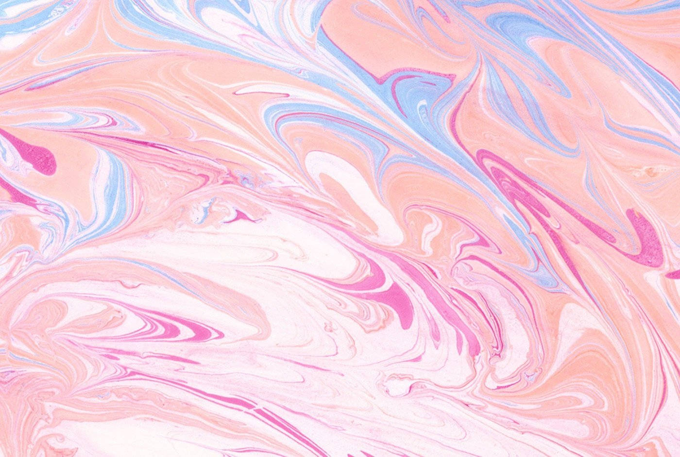 pastel 桌布 壁紙 — 粉紅、蜜桃、藍色和白色的柔和漩渦圖案，營造出夢幻般的抽象流體藝術紋理。