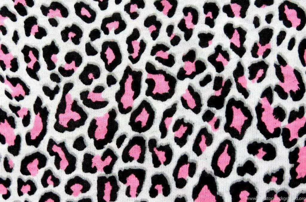 Pink Leopard Print 桌布 壁紙 — 粉紅、黑、白色豹紋布料特寫，可見針織紋理。