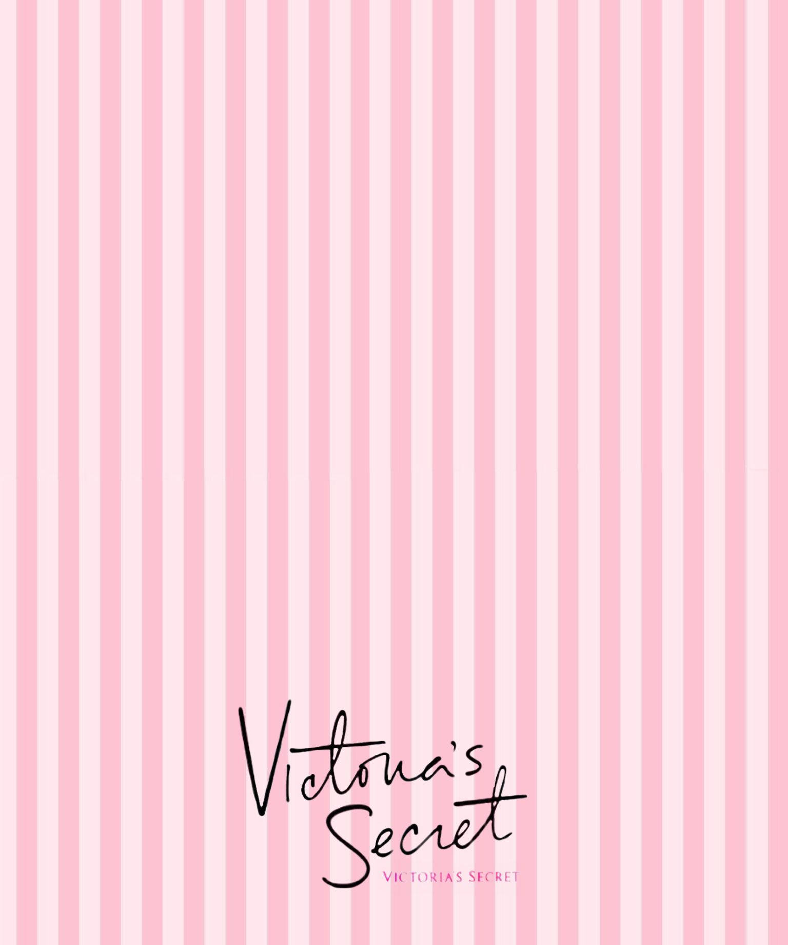 victoria 桌布 壁紙 — 粉紅和白色垂直條紋背景，帶有Victoria's Secret標誌，以優雅的黑色字體呈現。
