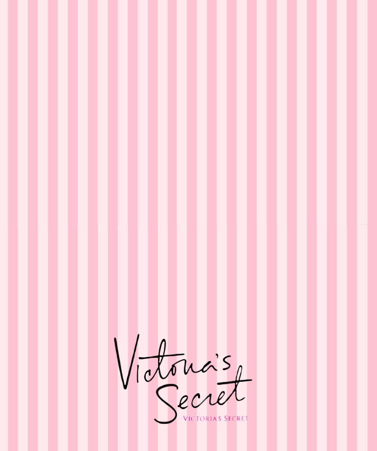 Victoria Secret 桌布 壁紙 — 粉紅和白色垂直條紋背景，帶有維多利亞的秘密標誌，以優雅的黑色字體呈現。