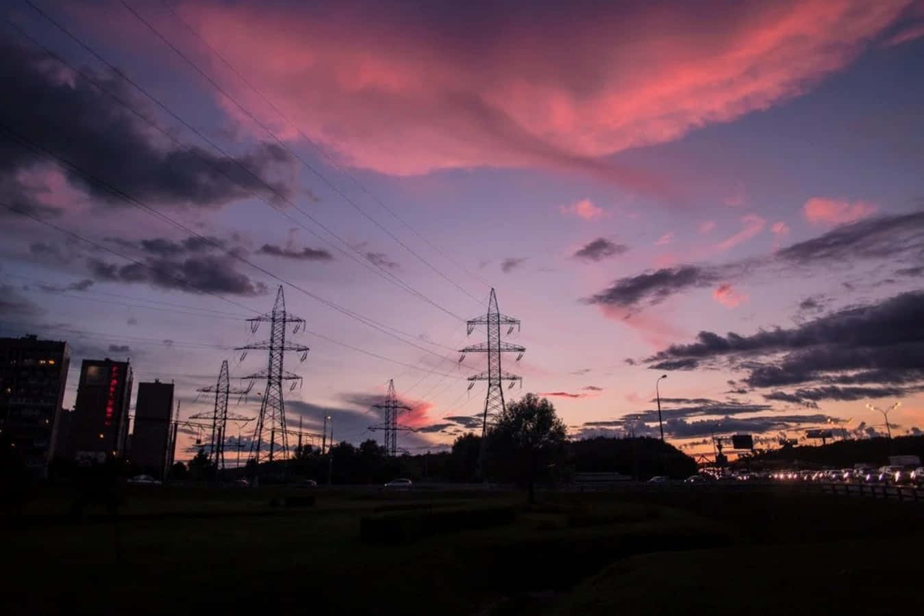 粉紅天空與電線和雲朵 壁紙