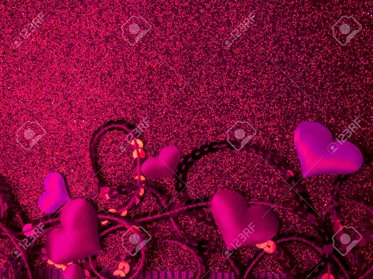 Glitter Pink Hearts 桌布 壁紙 — 粉紅心形和燈串在閃爍的洋紅色閃粉背景上發光。