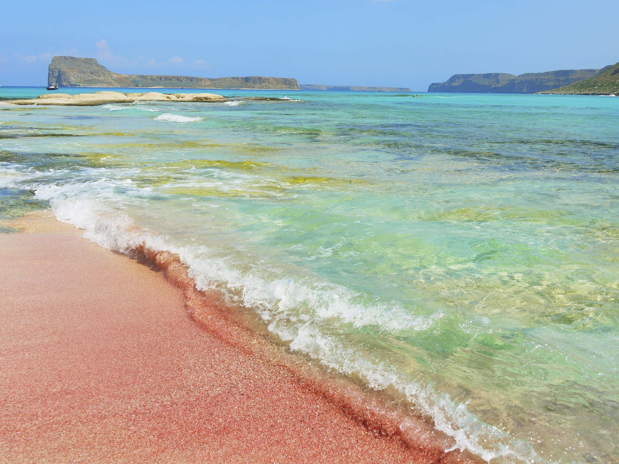 Pink Sand Beach 桌布 壁紙 — 粉紅沙灘遇上碧綠海水，白色泡沫海浪在清澈藍天下翻滾。