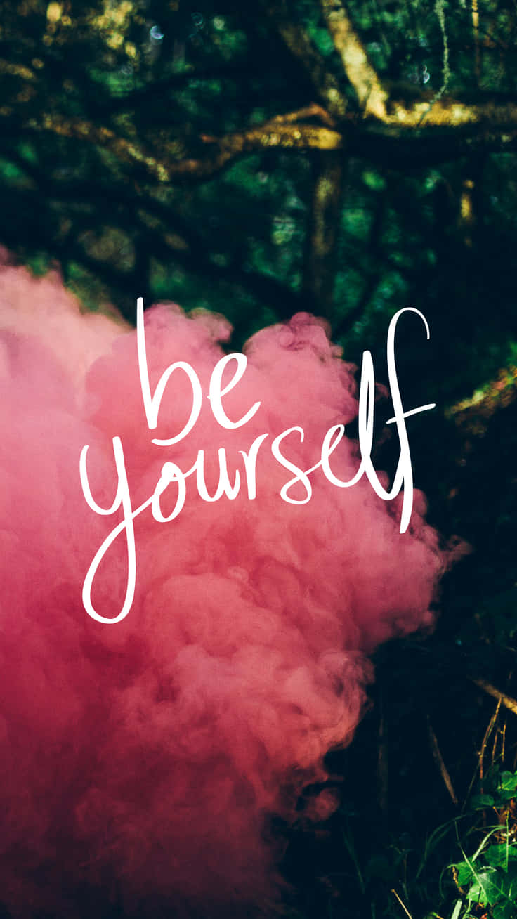Positivity Aesthetic 桌布 壁紙 — 粉紅煙霧在黑暗的森林中翻騰，而「be yourself」這句短語以優雅的白色字體飄浮著。