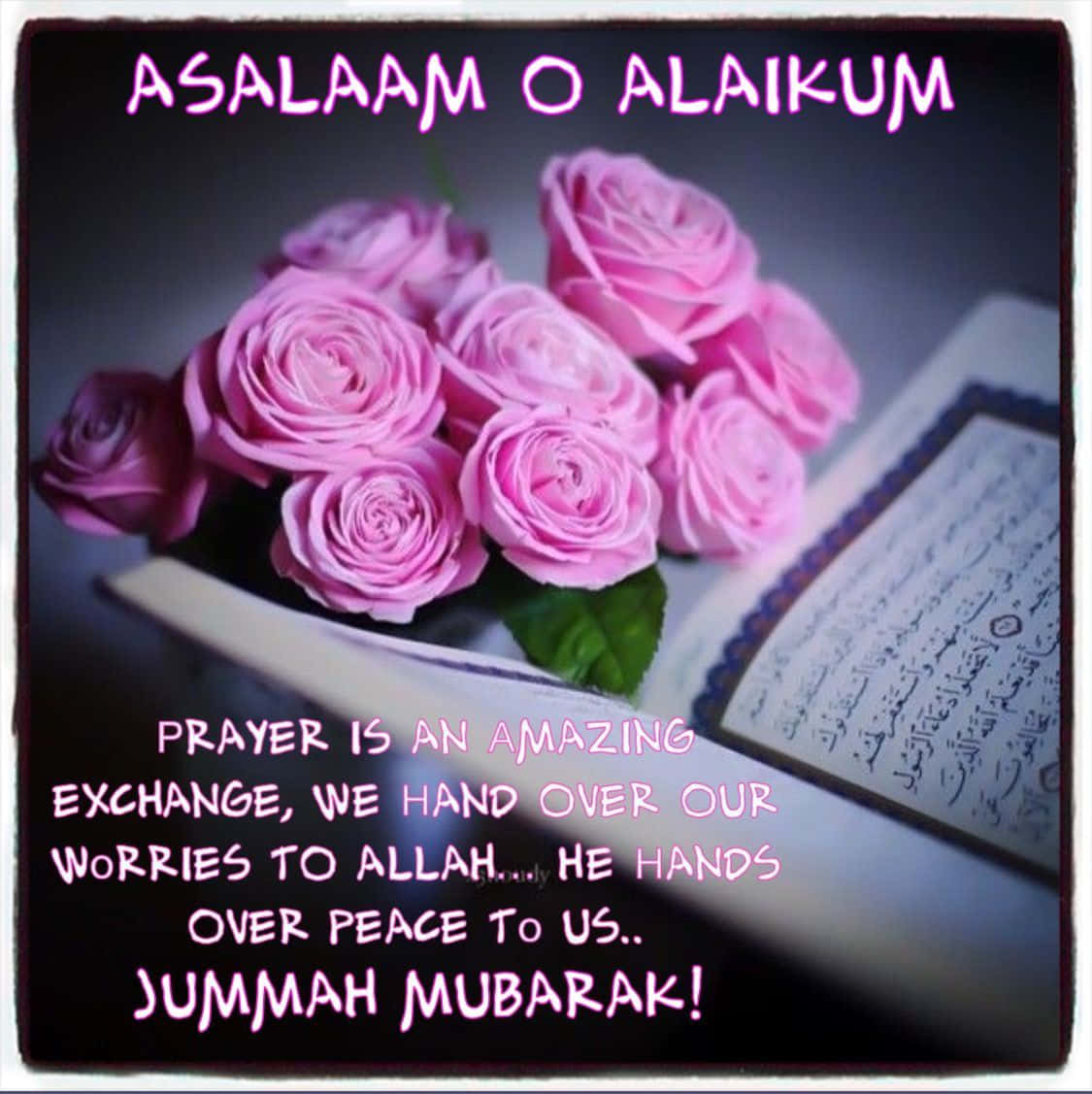 Jumma Mubarak 桌布 壁紙 — 粉紅玫瑰放在打開的古蘭經上，帶有發光的阿拉伯文字和粉紅色祈禱訊息，背景為深色。