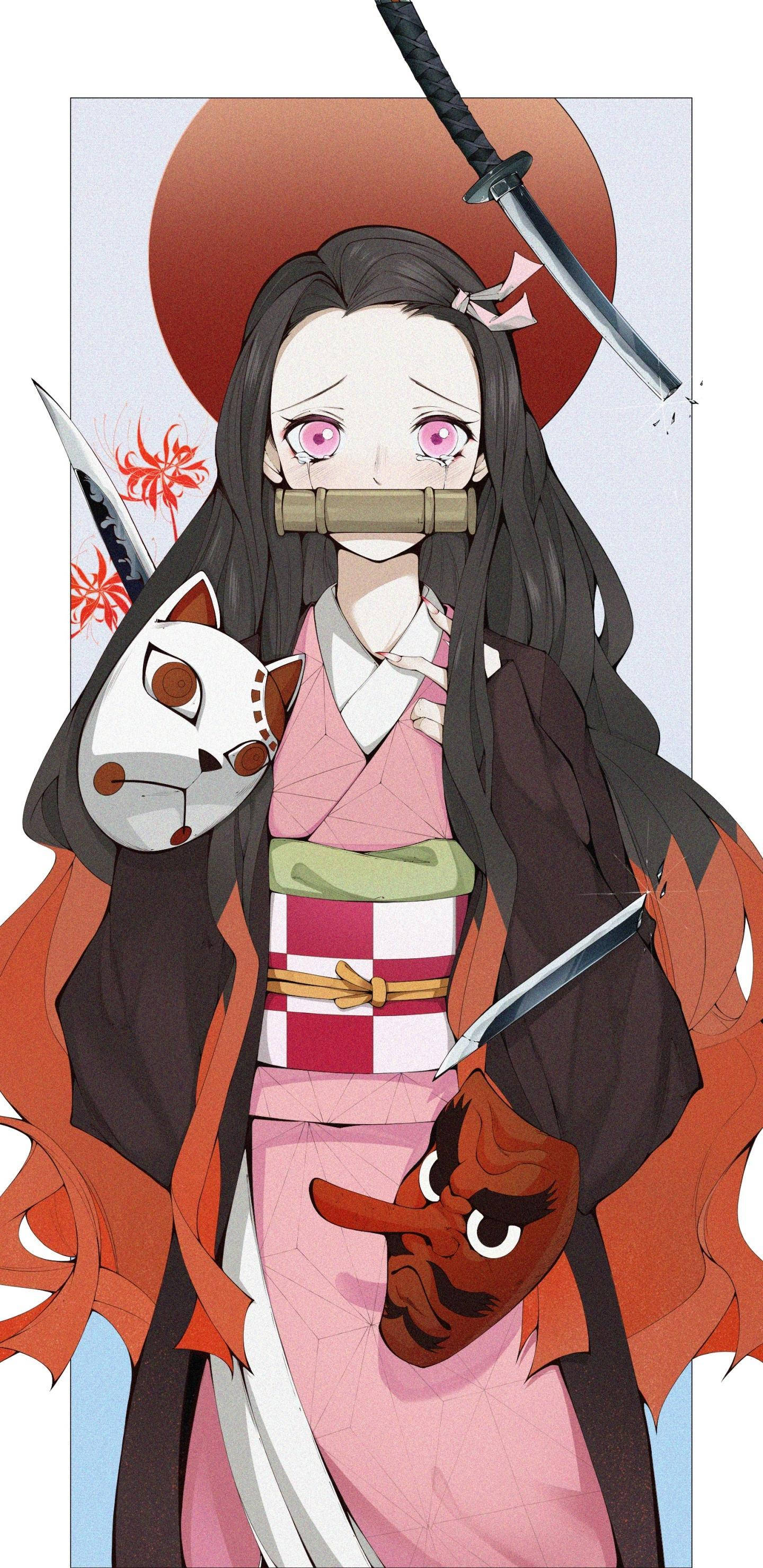 Demon Slayer Aesthetic 桌布 壁紙 — 粉紅眼睛、戴竹製口枷的動漫少女，身穿傳統和服，在紅日背景下手持刀劍和狐狸面具。