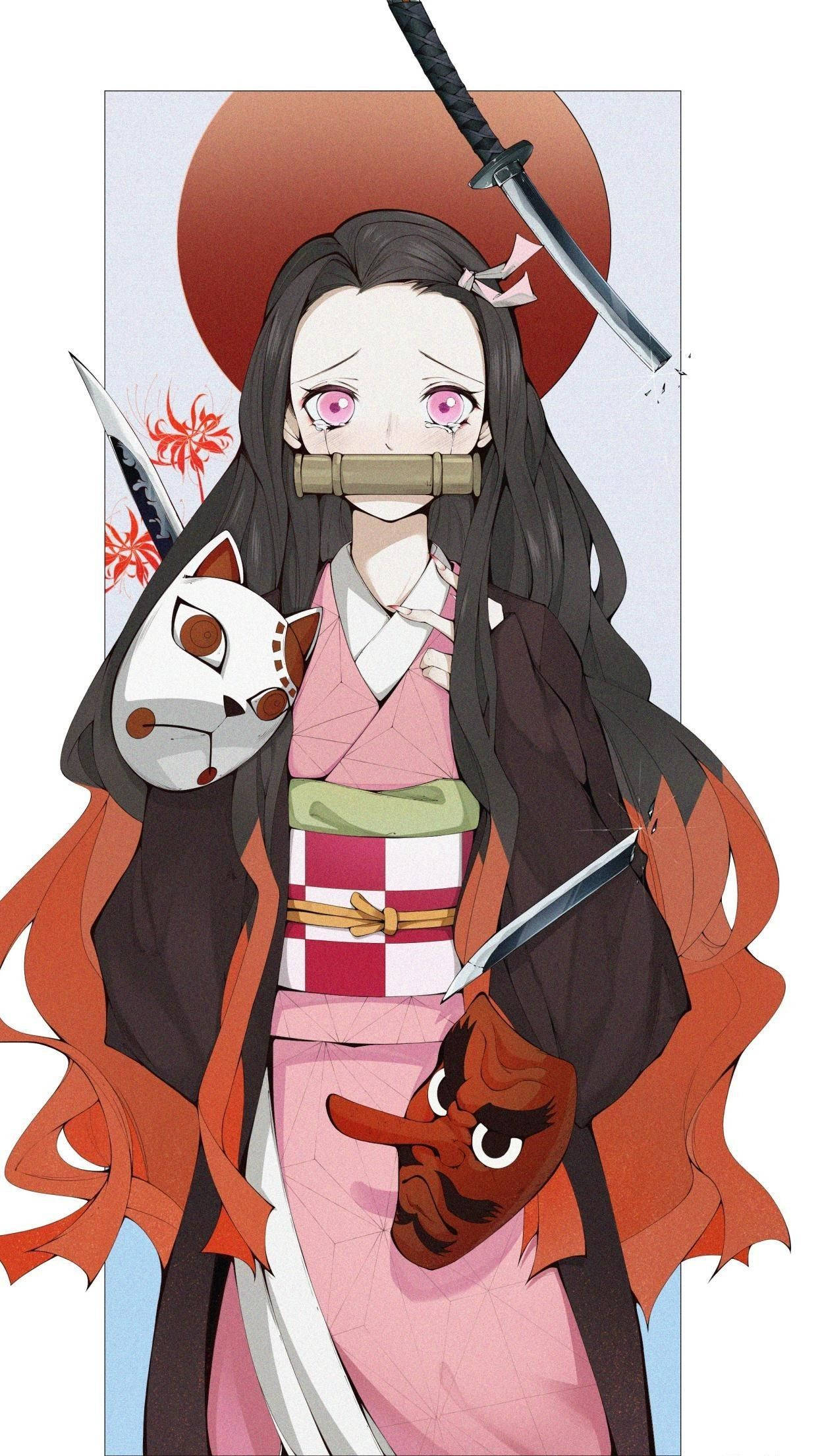 禰豆子 桌布 壁紙 — 粉紅眼睛、戴竹製口枷的動漫少女穿著傳統和服，在紅日背景下手持狐狸面具和武士刀。