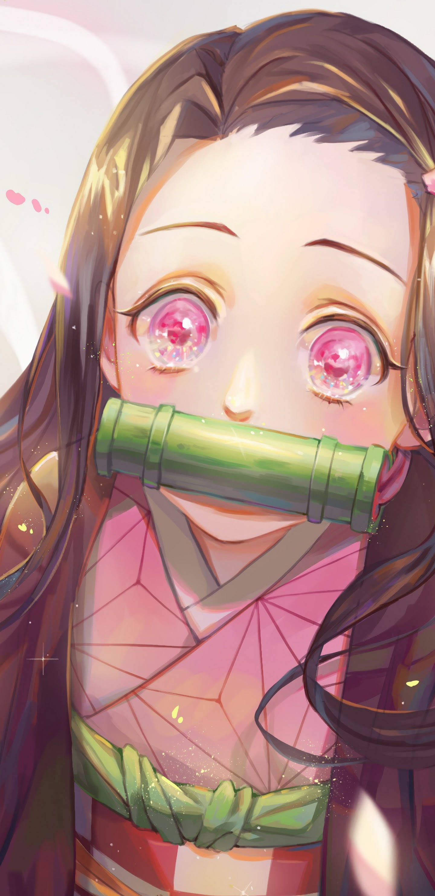 禰豆子手機 桌布 壁紙 — 粉紅眼睛和竹製口塞的動漫女孩，穿著帶綠色腰帶的粉紅和服，背景柔和發光。
