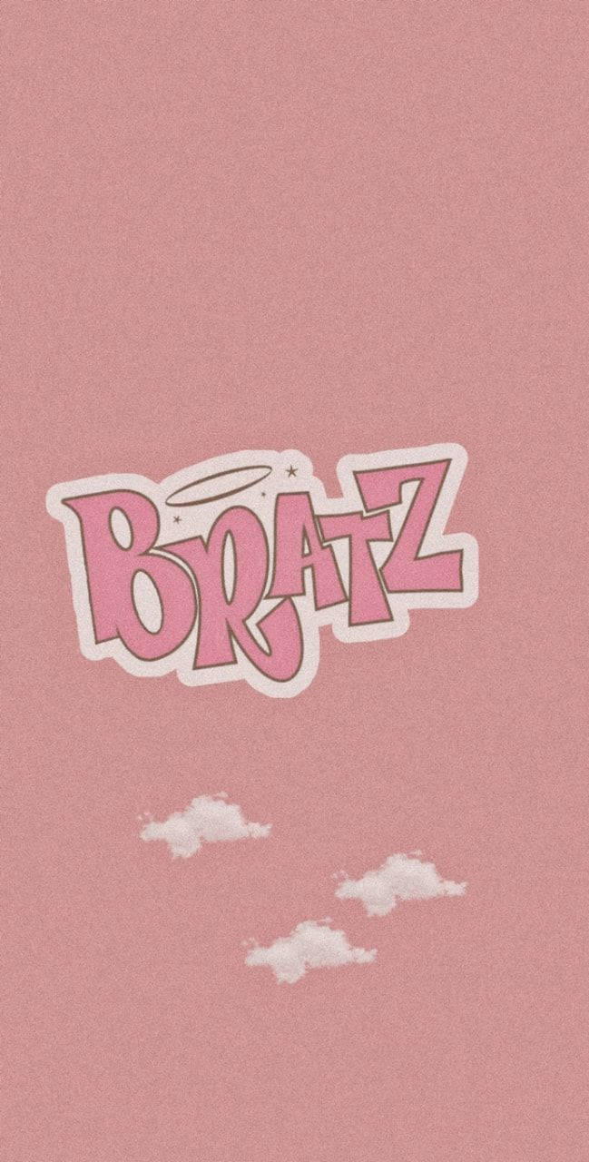 Bratz 桌布 壁紙 — 粉紅色 Bratz 標誌，帶有天使光環和雲朵，位於有紋理的粉彩粉紅色背景上。