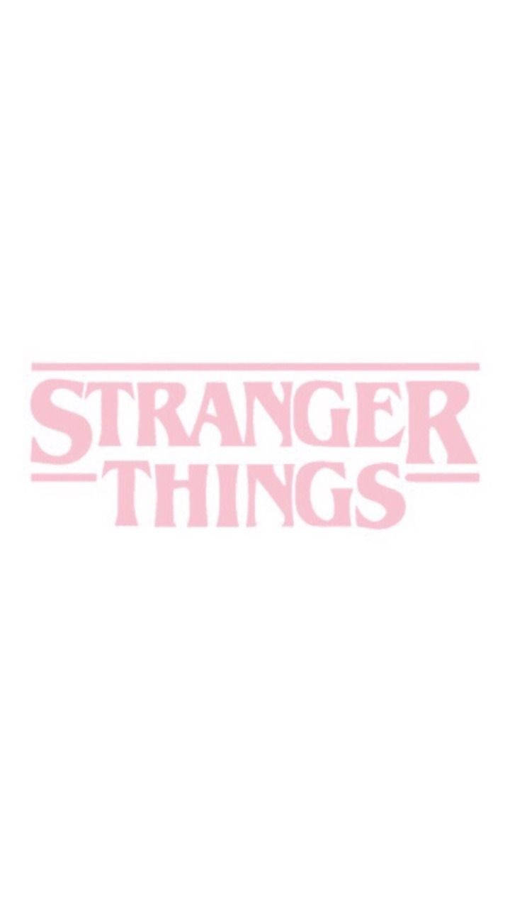 Stranger Things Cute 桌布 壁紙 — 粉紅色 Stranger Things 標誌居中於純白色背景上，文字上方和下方有水平線。