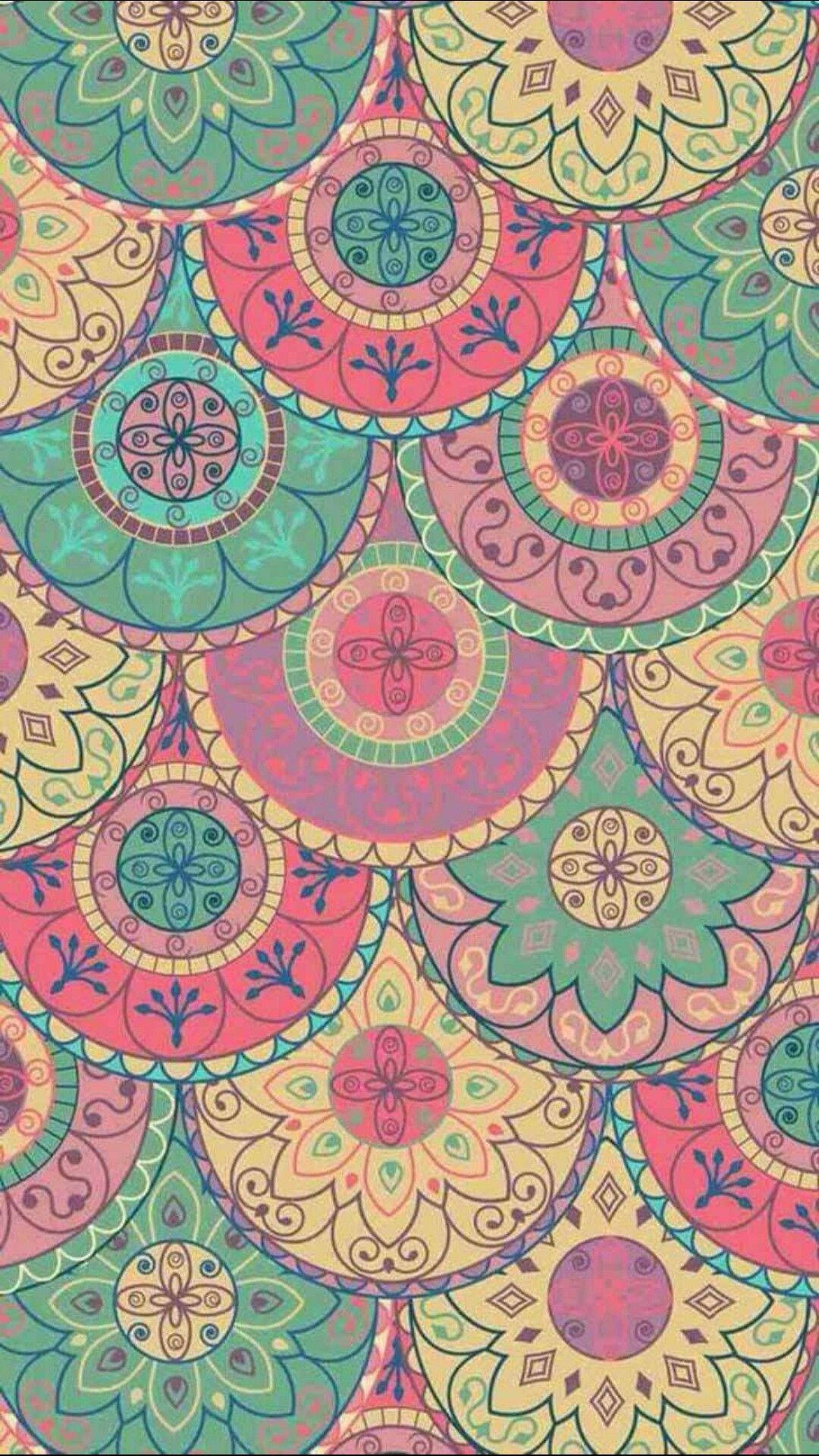 Paisley 桌布 壁紙 — 粉紅色、綠色和黃色的鮮豔重疊曼陀羅圖案營造出迷幻的萬花筒壁紙。