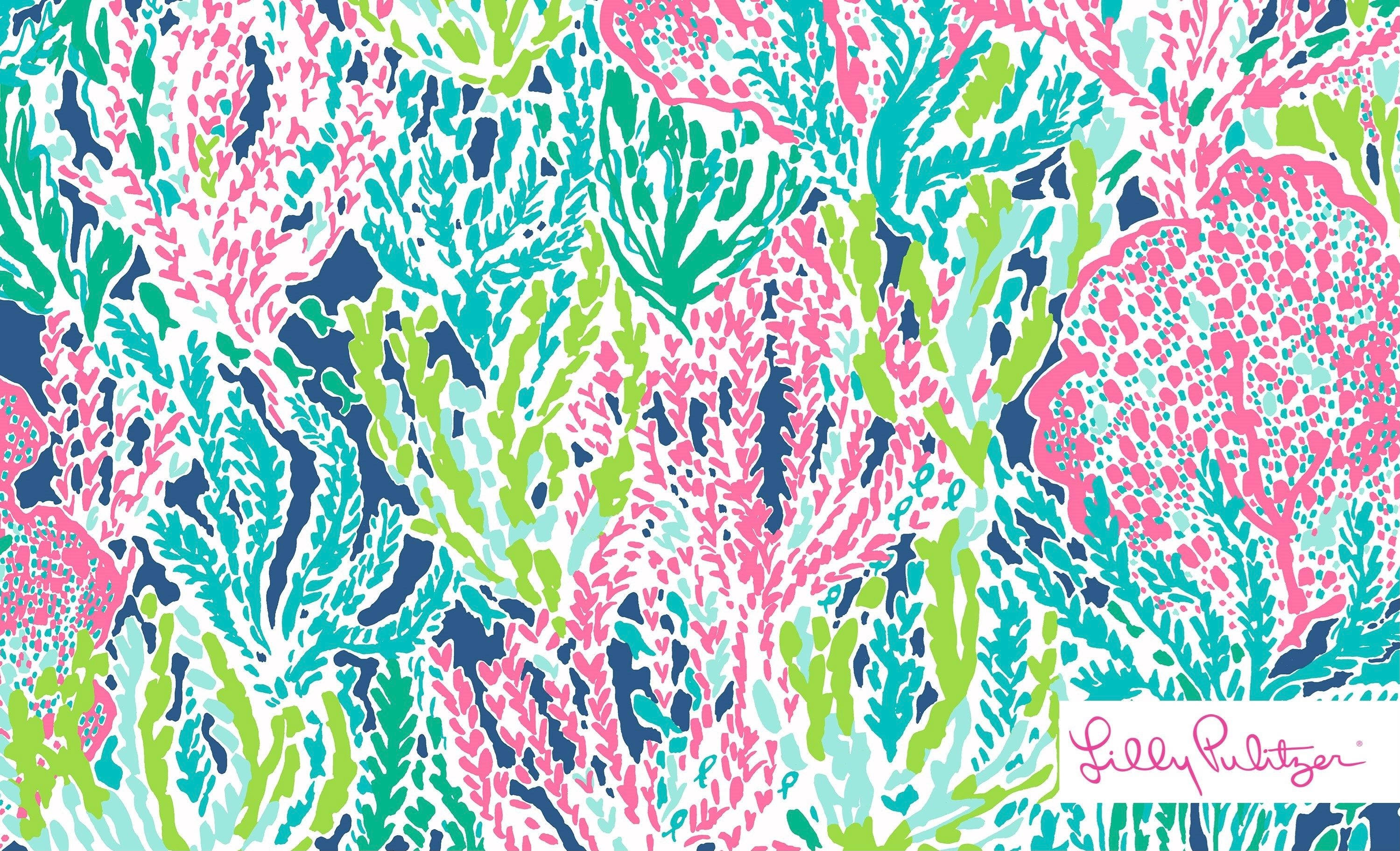 lilly 桌布 壁紙 — 粉紅色、藍綠色和綠色的鮮豔珊瑚礁圖案，白色背景，帶有 Lily Pulitzer 標誌。