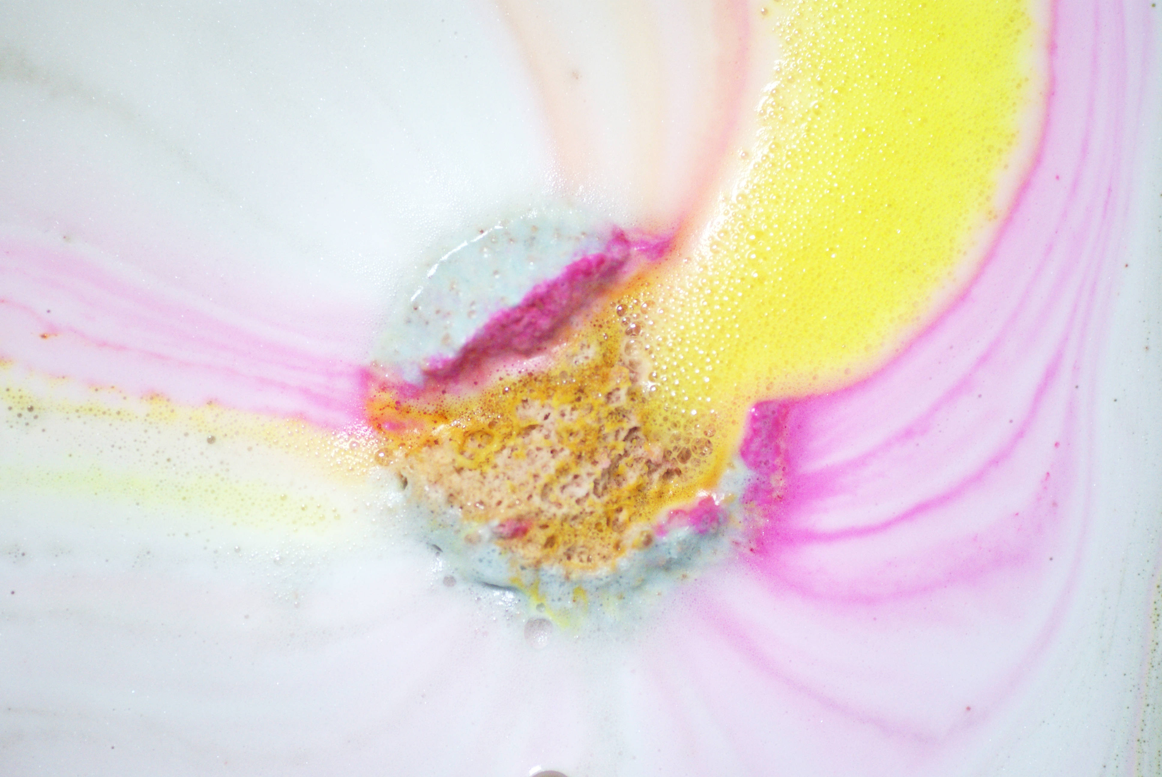 Lush 桌布 壁紙 — 粉紅色、黃色和白色油漆的鮮豔抽象漩渦與帶紋理的氣泡融合，形成動態流體構圖。