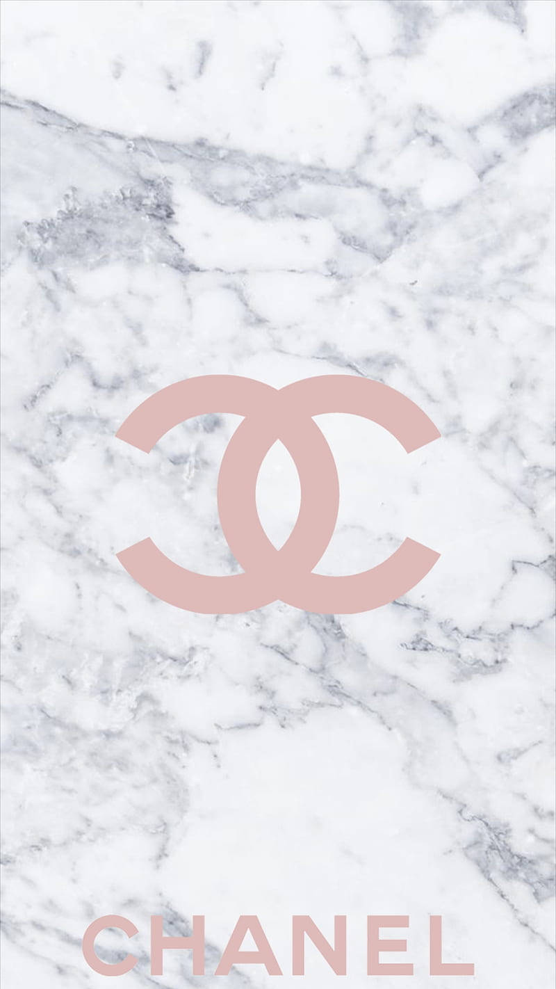 Pink Chanel Logo 桌布 壁紙 — 粉紅色Chanel標誌和品牌名稱優雅地放置在白色和灰色大理石背景上。