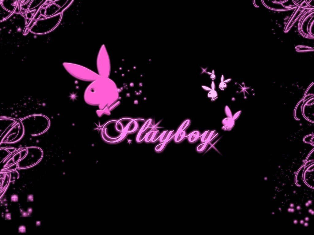 Playboy Aesthetic 桌布 壁紙 — 粉紅色Playboy兔子標誌和字體在黑色背景上發光，伴隨著閃爍星星和華麗漩渦。