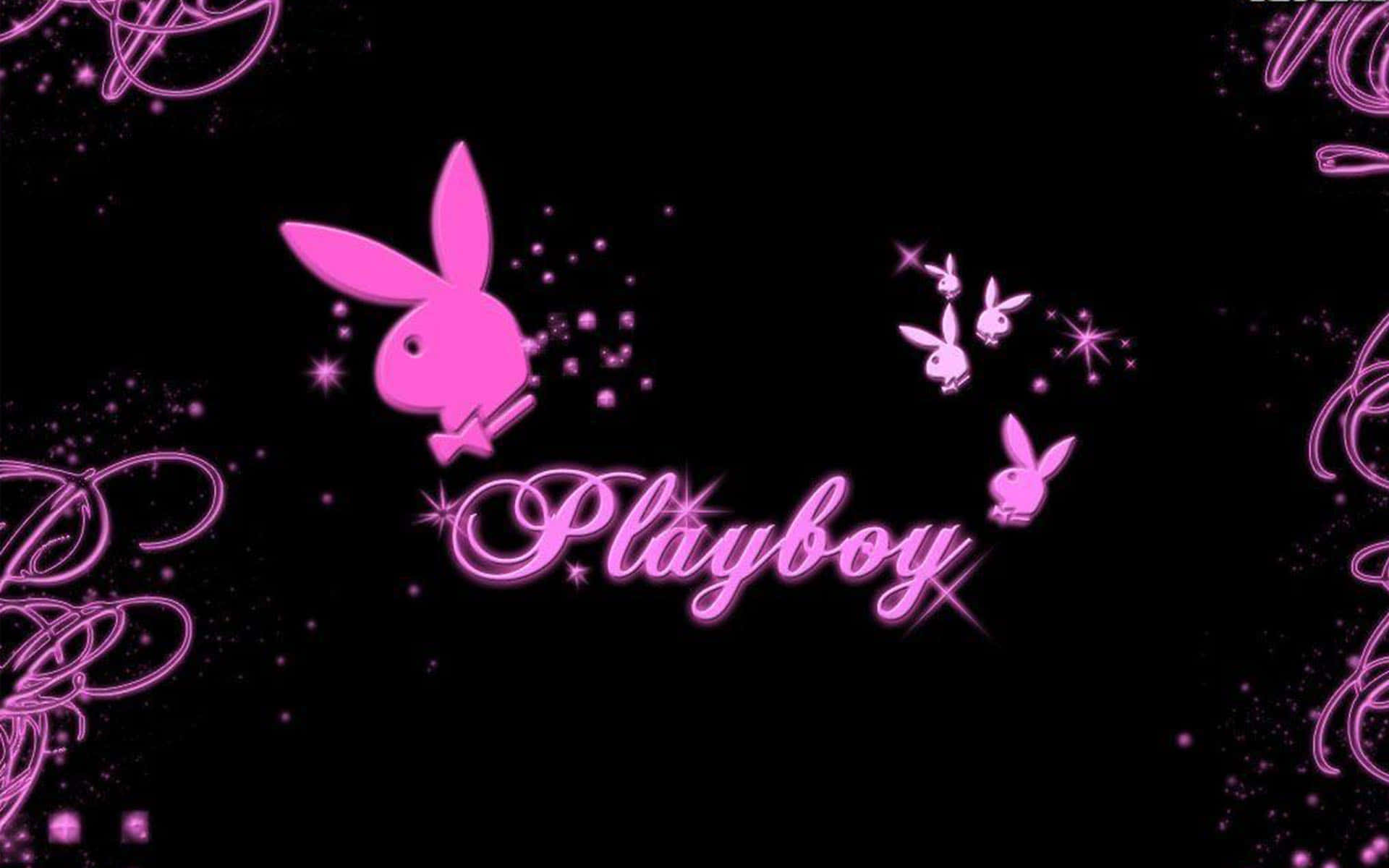 花花公子 桌布 壁紙 — 粉紅色Playboy兔子標誌和文字在黑色背景上發光，帶有閃爍星星和華麗漩渦。