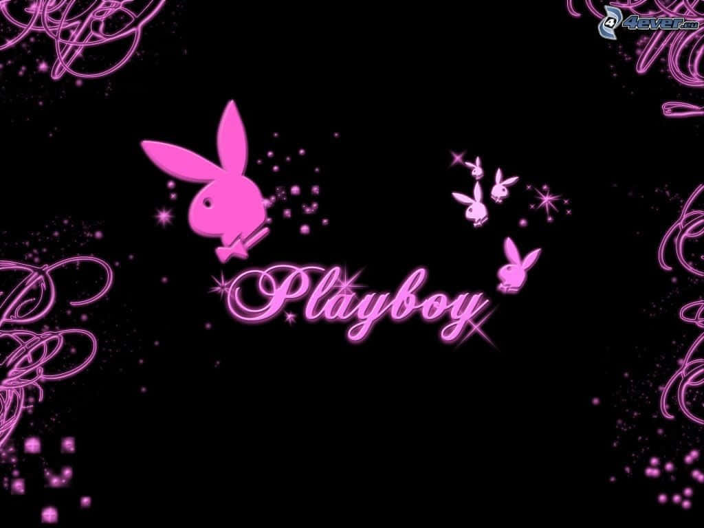 花花公子 桌布 壁紙 — 粉紅色Playboy兔子標誌和草書文字在黑色背景上閃爍，帶有閃爍星星和華麗漩渦。