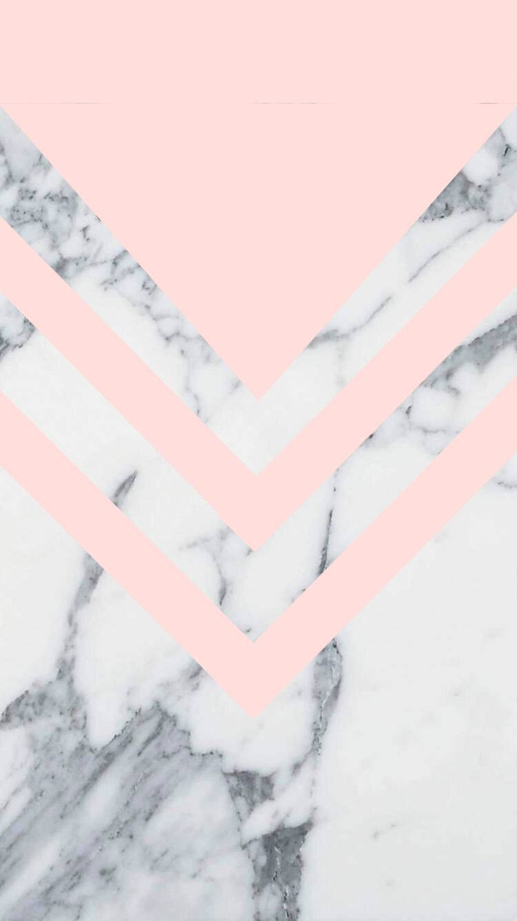Pink Marble 桌布 壁紙 — 粉紅色人字形條紋疊加在白色和灰色大理石背景上，形成現代幾何圖案。