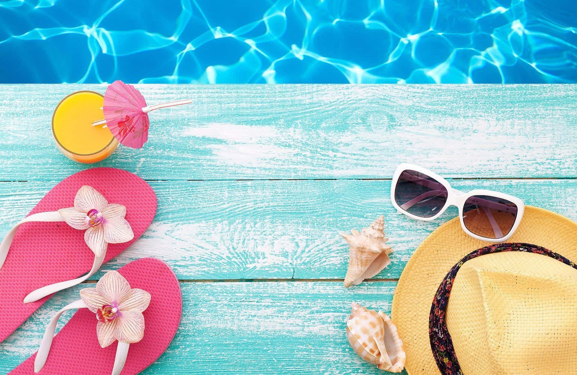 pool 桌布 壁紙 — 粉紅色人字拖、蘭花、太陽眼鏡和貝殼放在藍綠色木頭上，旁邊是閃閃發光的藍色泳池。