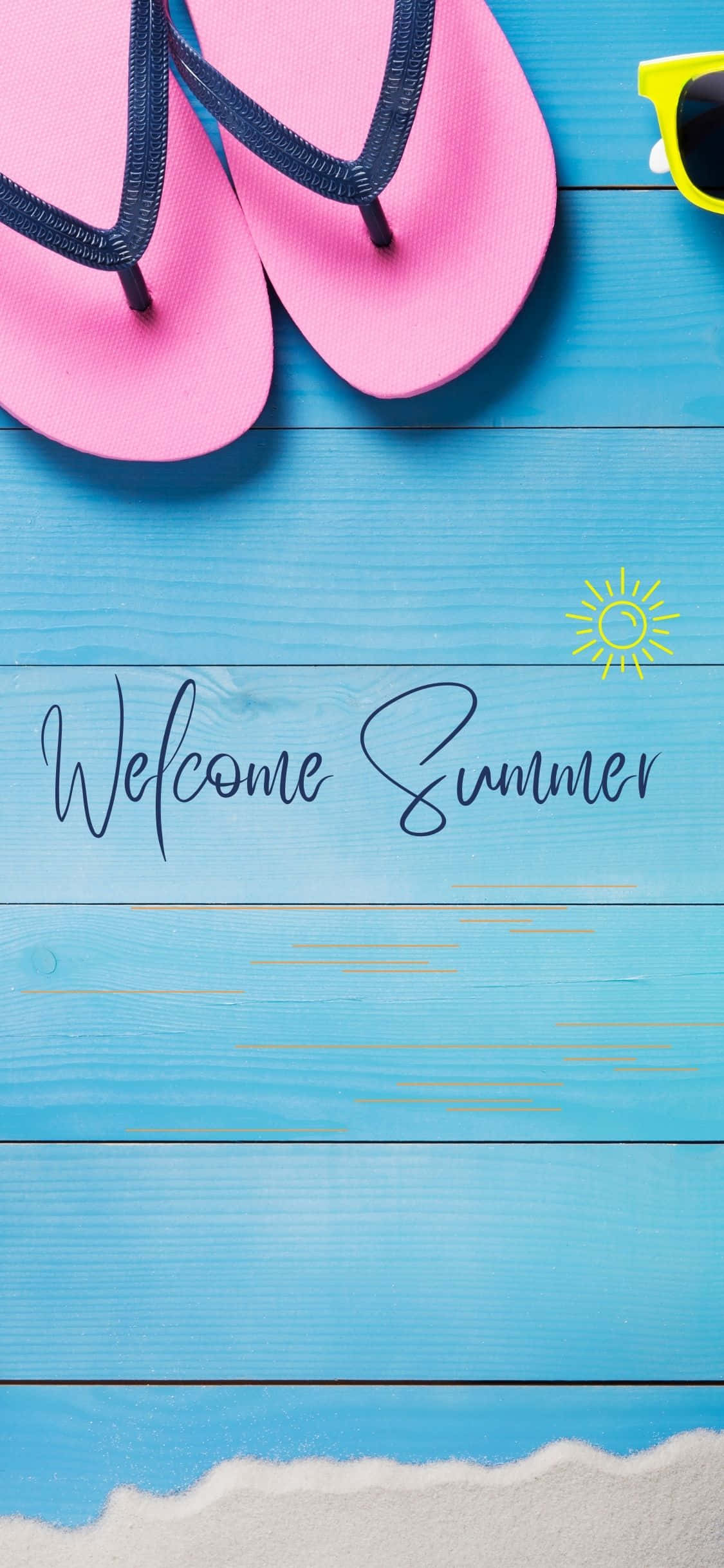 Summer Time iPhone 桌布 壁紙 — 粉紅色人字拖和黃色太陽眼鏡放在藍色木質表面上，沙邊上方有「Welcome Summer」字樣和太陽圖標。