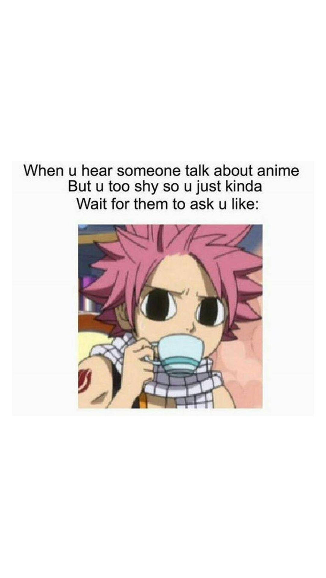 Natsu 桌布 壁紙 — 粉紅色刺蝟頭的動漫角色緊張地從藍色杯子裡啜飲，文字解釋了談論動漫時的害羞。