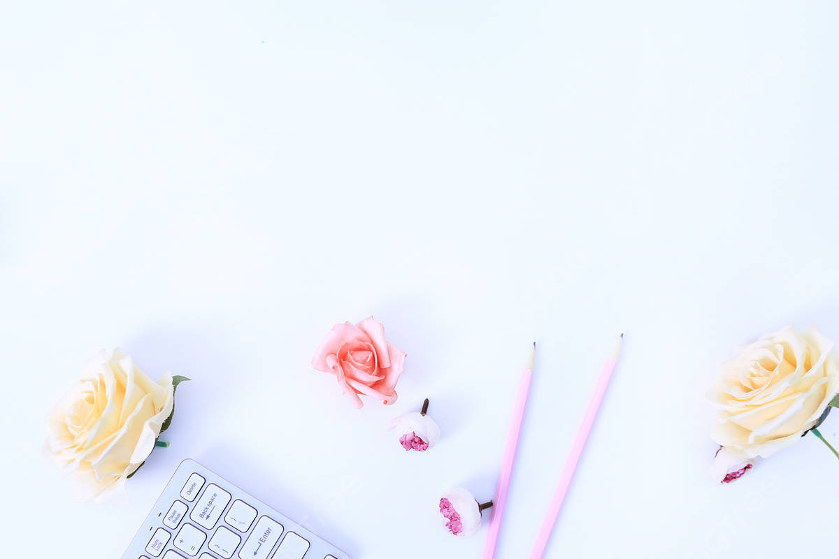 Minimalist Flower Computer 桌布 壁紙 — 粉紅色和奶油色的玫瑰和鉛筆整齊地排列在鍵盤旁邊，放在明亮的白色表面上。
