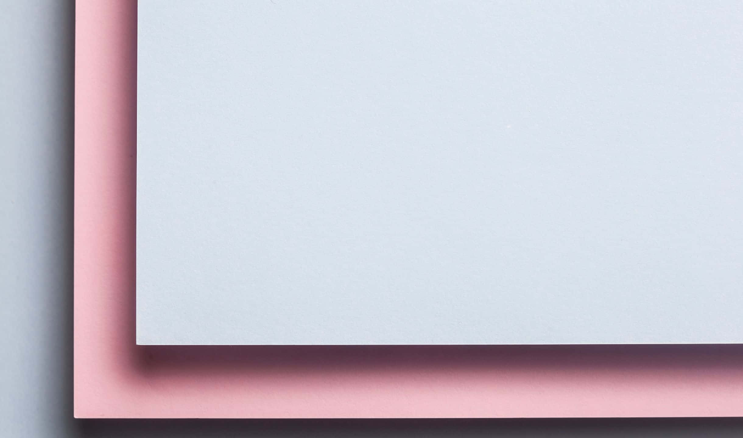 2440x1440 Material 桌布 壁紙 — 粉紅色和淺藍色紙張重疊的極簡構圖，帶有柔和陰影。