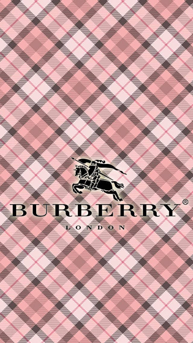 Burberry 桌布 壁紙 — 粉紅色和米色格子壁紙，帶有Burberry標誌性的黑色騎士標誌和品牌文字。