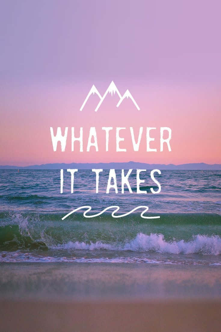 Quote 桌布 壁紙 — 粉紅色和紫色的日落映照在海浪上，白色文字寫著 whatever it takes 和山脈圖標。