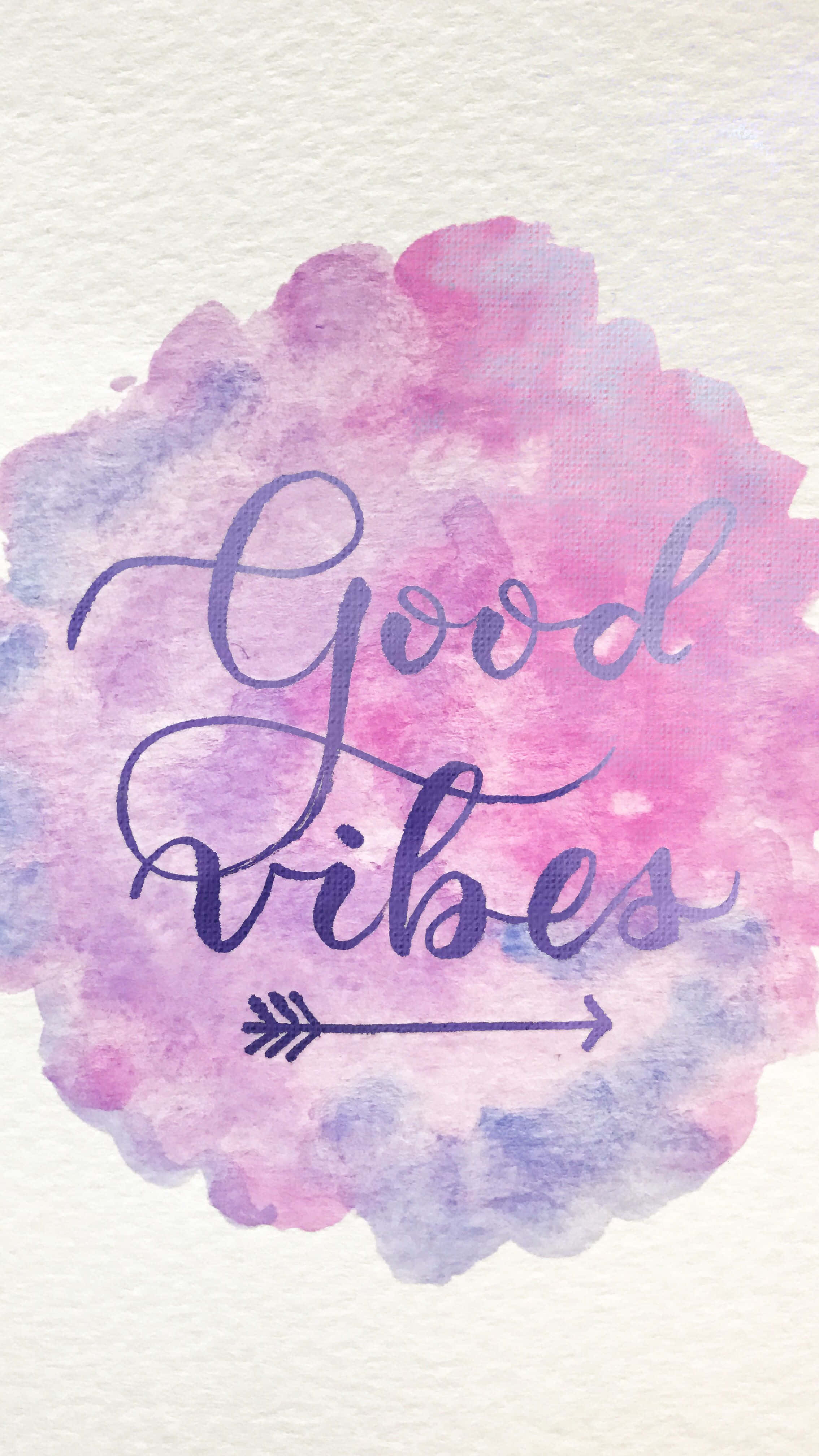 Quote 桌布 壁紙 — 粉紅色和紫色的水彩潑濺圍繞著優雅的草書文字「Good vibes」，下方有一個小箭頭。