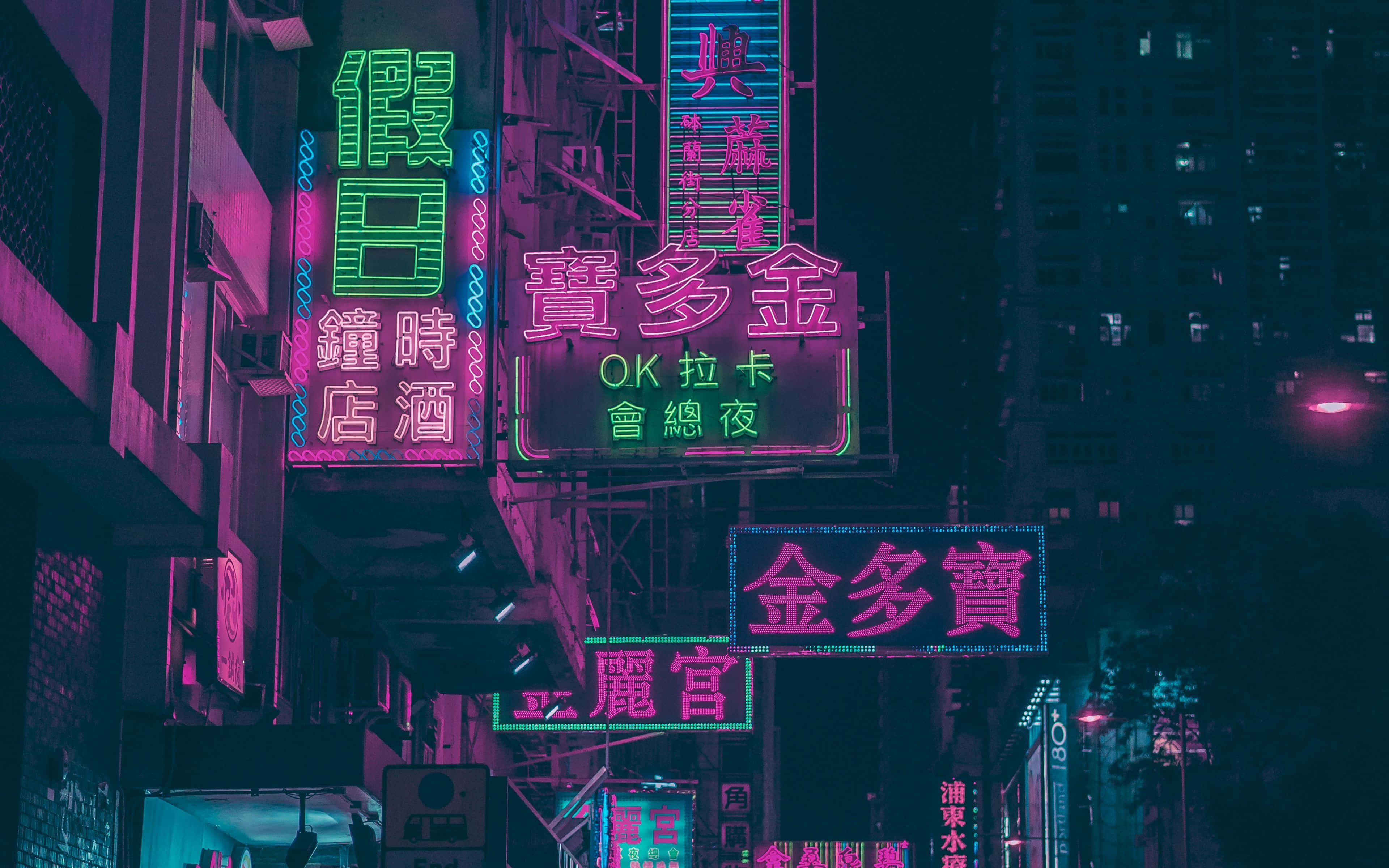 桌布 壁紙 — 粉紅色和綠色的鮮豔霓虹燈招牌在夜晚照亮繁華的城市小巷，帶有發光的中文字。