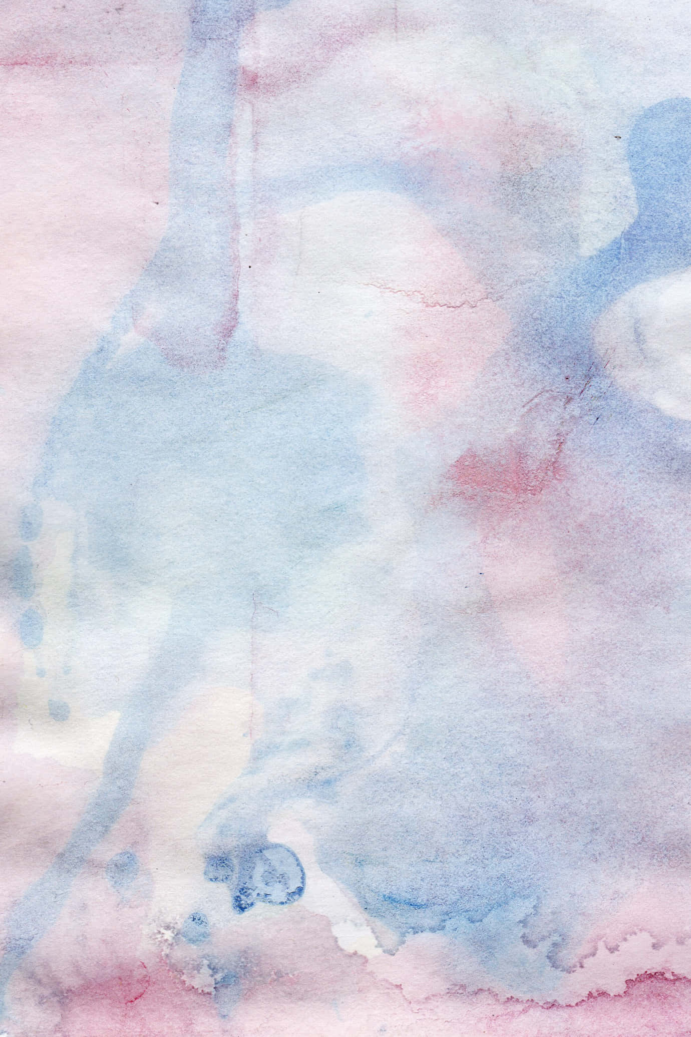 Watercolor Texture 桌布 壁紙 — 粉紅色和藍色的柔和水彩洗滌在紋理紙上夢幻般地融合，帶有微妙的白色高光。